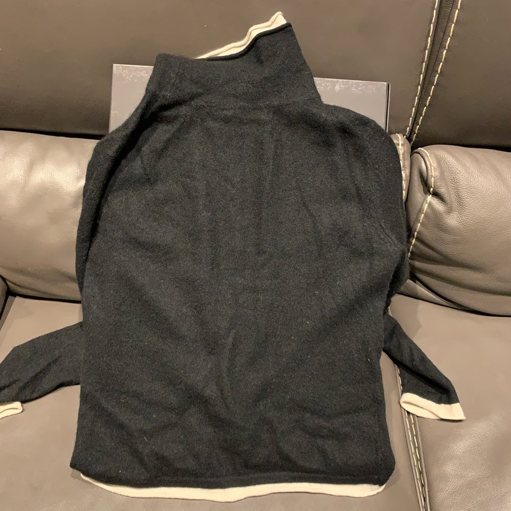 Black ladies cashmere sweater 
Size S,